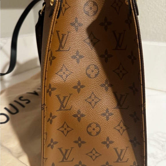 Authentic New Louis Vuitton Onthego MM Monogram. - Picture 9 of 12